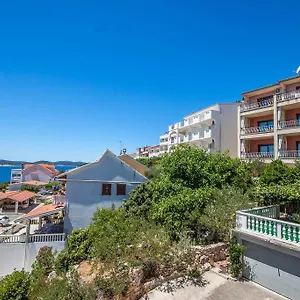 https://apartments-rosanda-pakostane.hotelinzadar.com